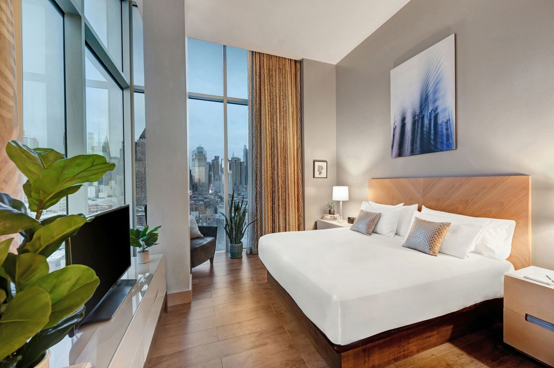 Frette Italian sheets, premium bedding, pillow-top beds, minibar