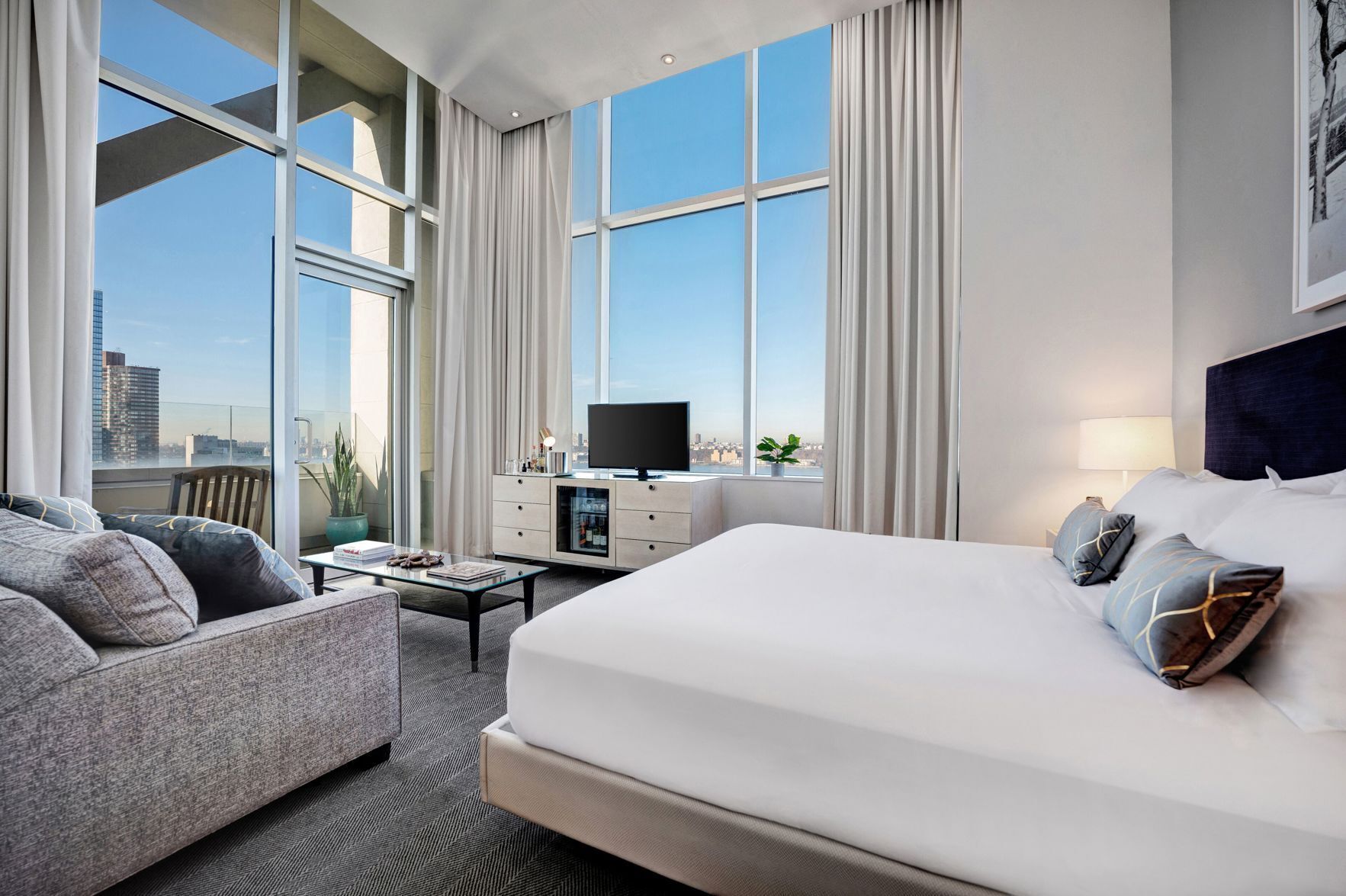 Frette Italian sheets, premium bedding, pillow-top beds, minibar