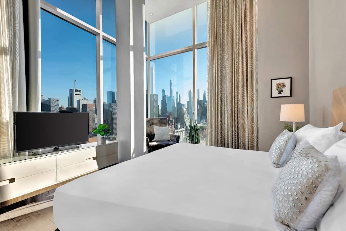 套房 (Heaven Over Hell Penthouse) | 意大利 Frette 床单、高档床上用品、加厚床垫、迷你吧