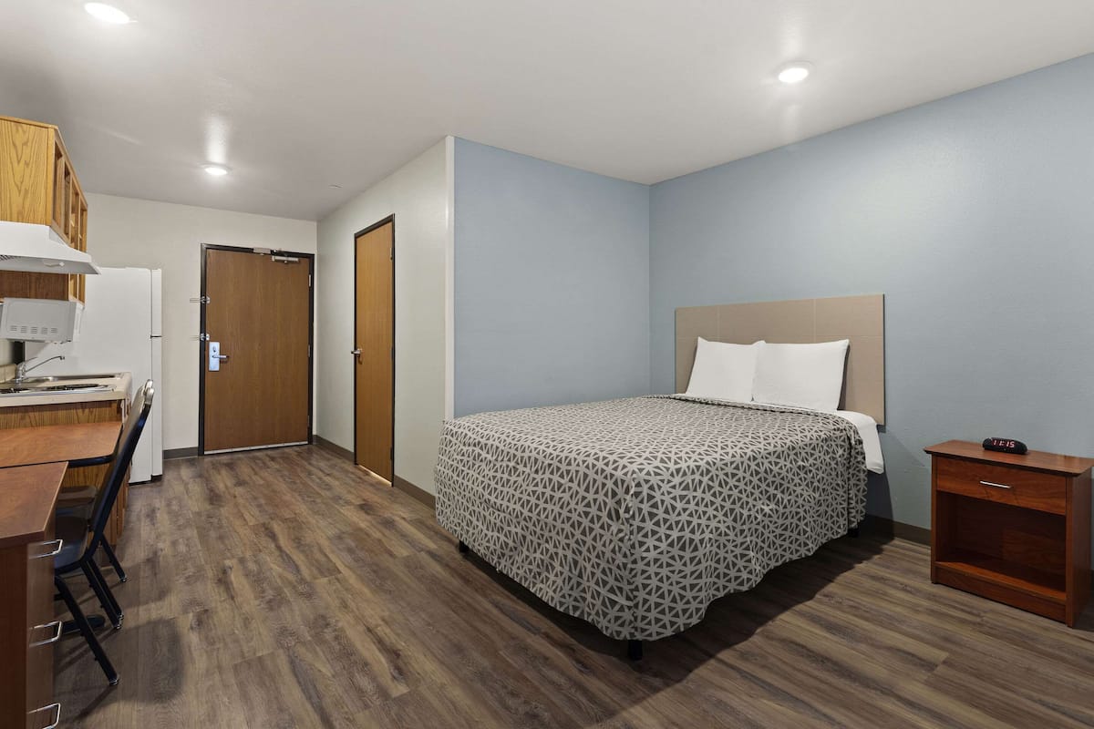 Desk, iron/ironing board, free WiFi, bed sheets