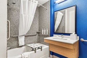 Room, 2 Queen Beds, Accessible, Bathtub | Bathroom | Free toiletries, hair dryer, towels - Spark by Hilton Kingsland (Kingsland)