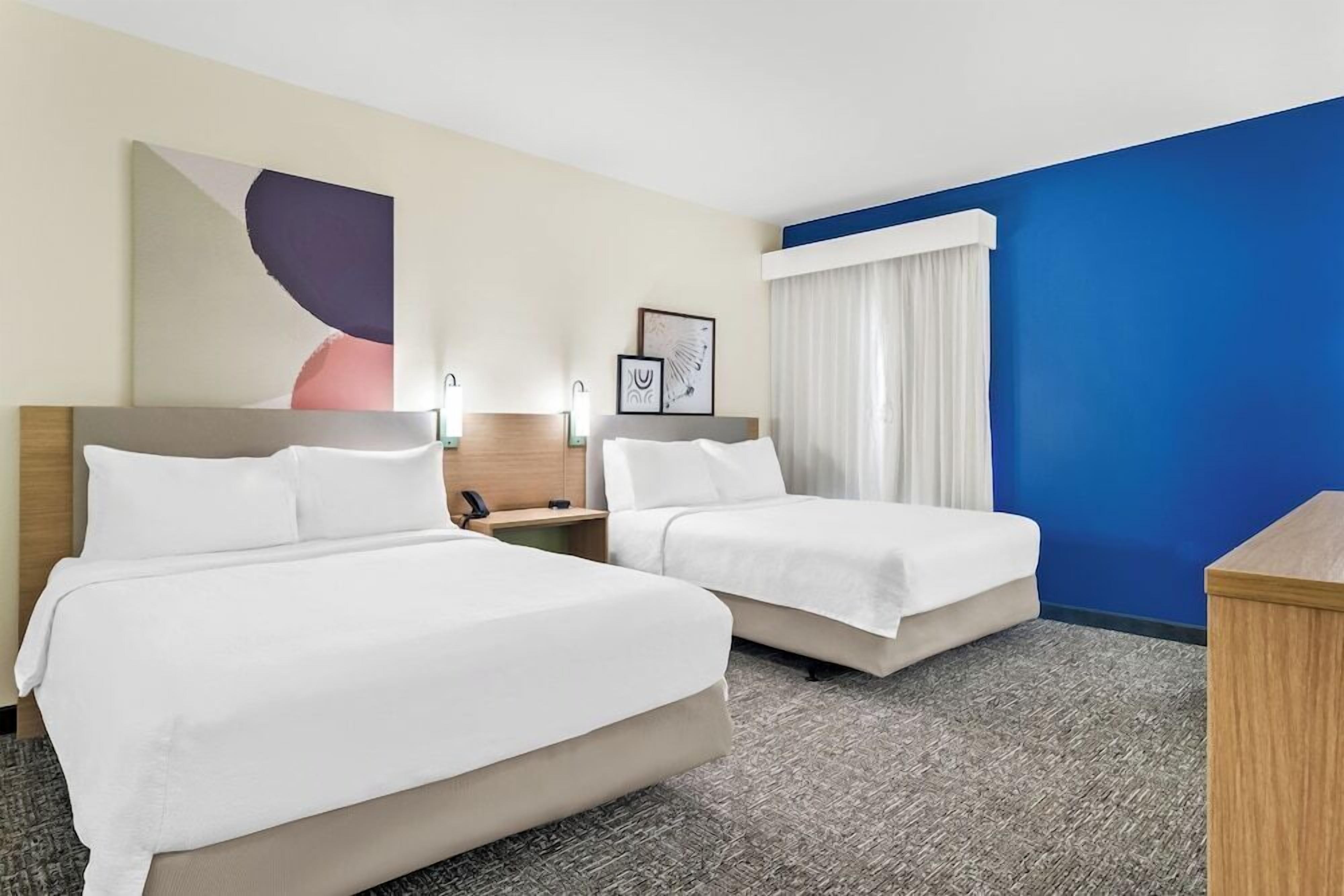 Ropa de cama de alta calidad, camas con pillow-top y minibar 