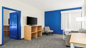 Suite, 1 Tempat Tidur King | Seprai premium, bantalan ekstra lembut, minibar, dan meja kerja