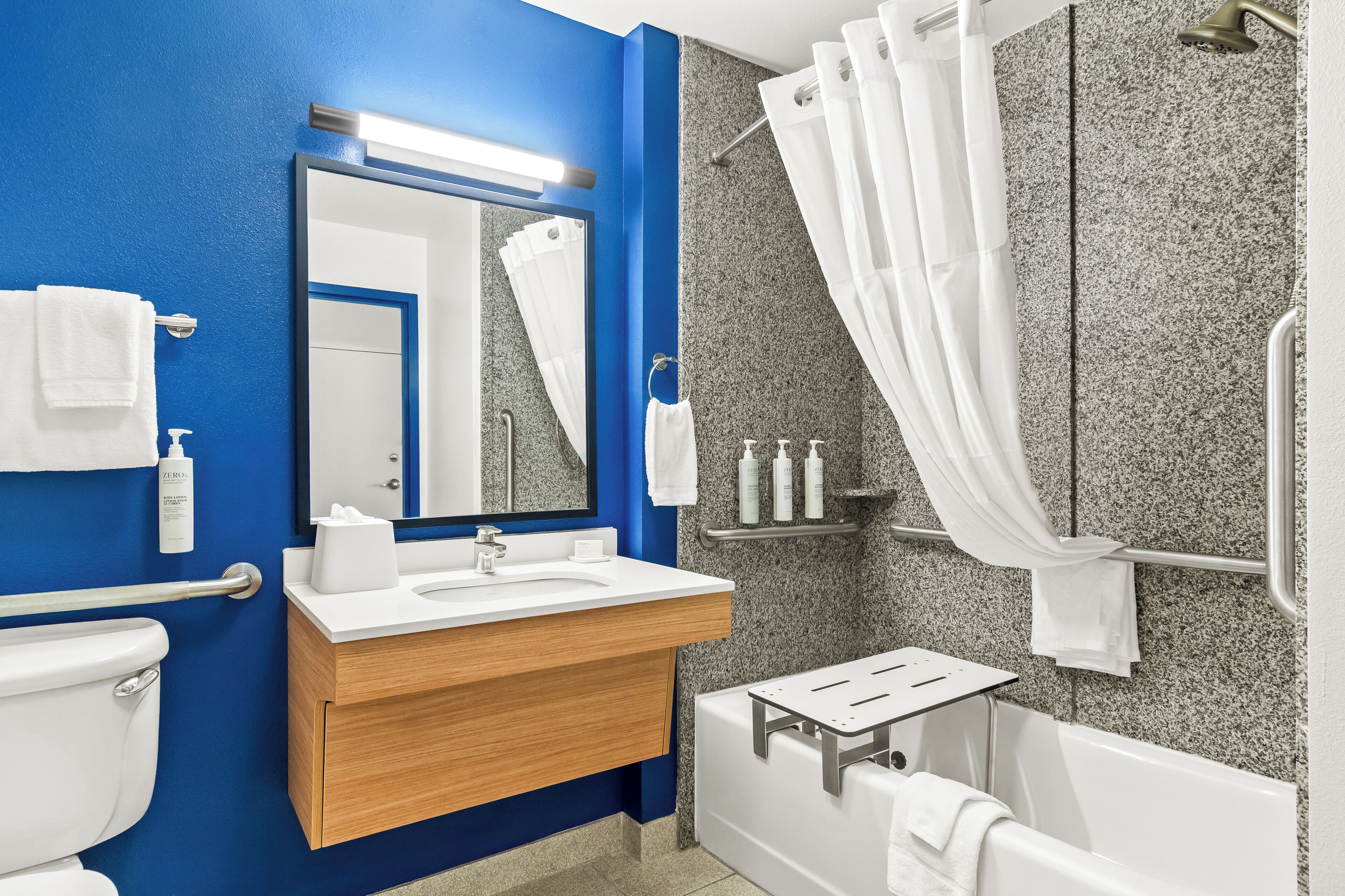 Articles de toilette gratuits, sèche-cheveux, serviettes fournies