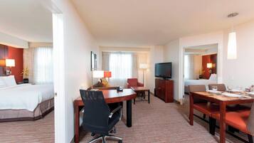 Ropa de cama de alta calidad, caja fuerte, escritorio