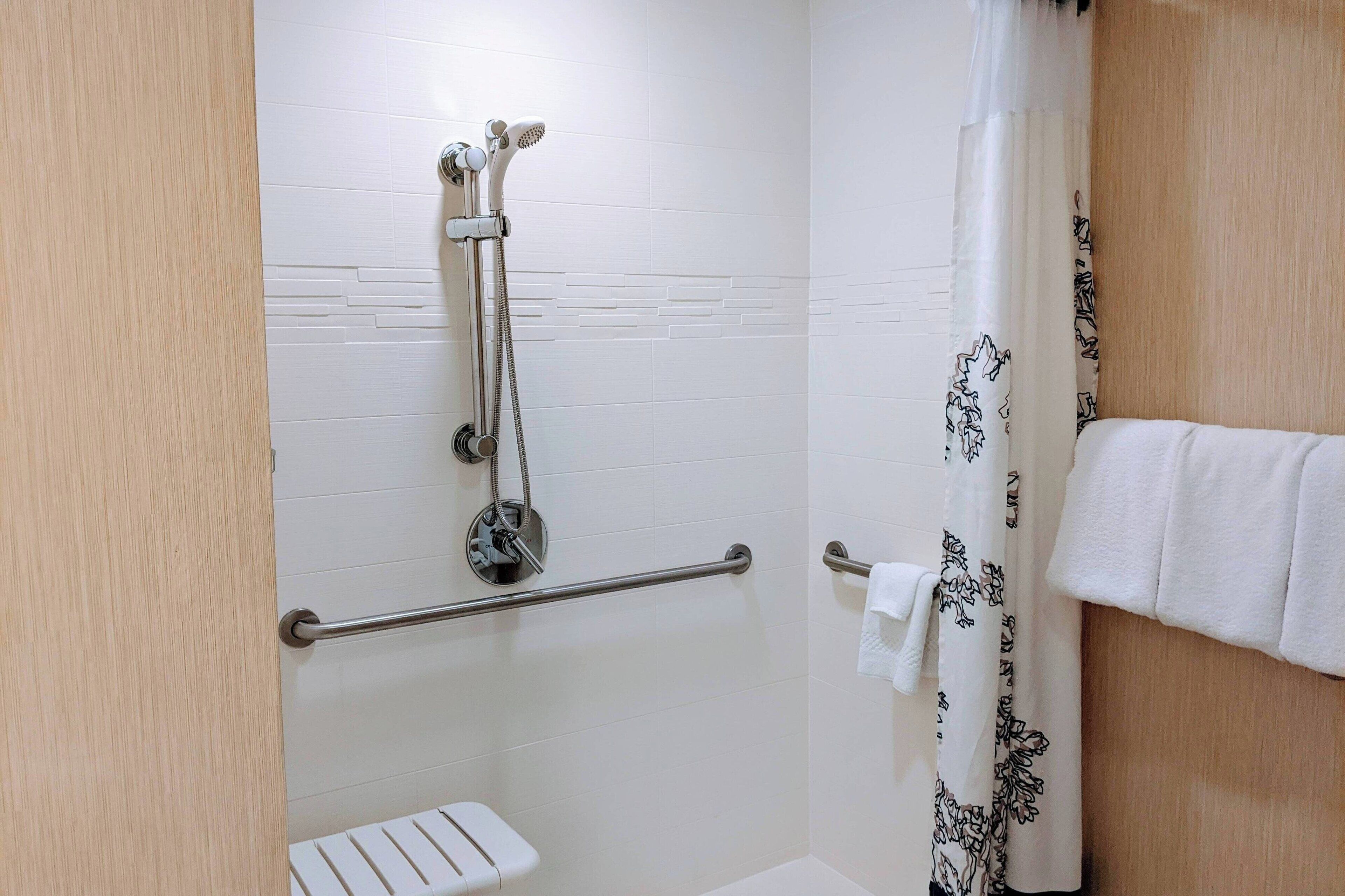 suite, 2 bedrooms, non smoking | bathroom | free toiletries, hair dryer, towels