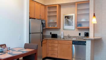 Frigorífico grande, microondas, placa de cocina y cafetera o tetera