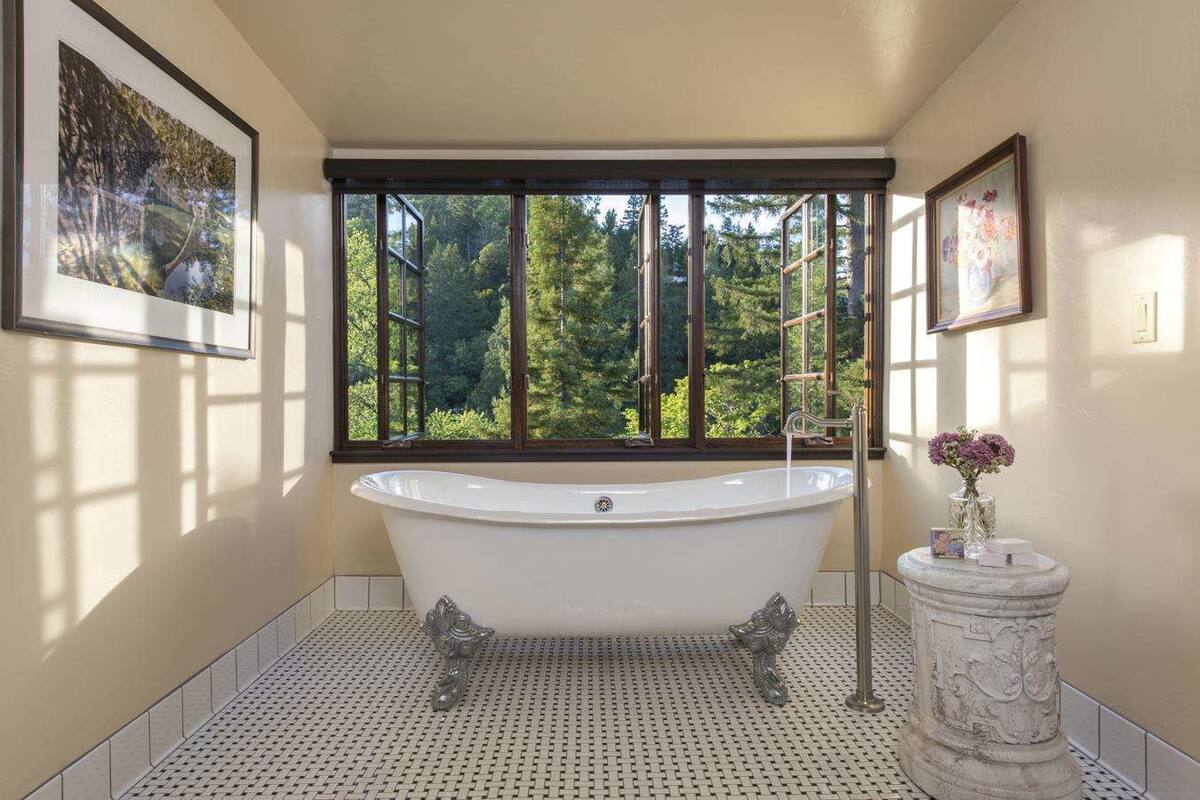 leta benbow's room | bathroom | combined shower/bathtub, hair dryer, towels