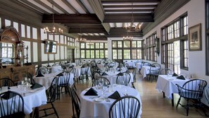 Serveert ontbijt, lunch, diner, Amerikaanse gerechten, tuinzicht 