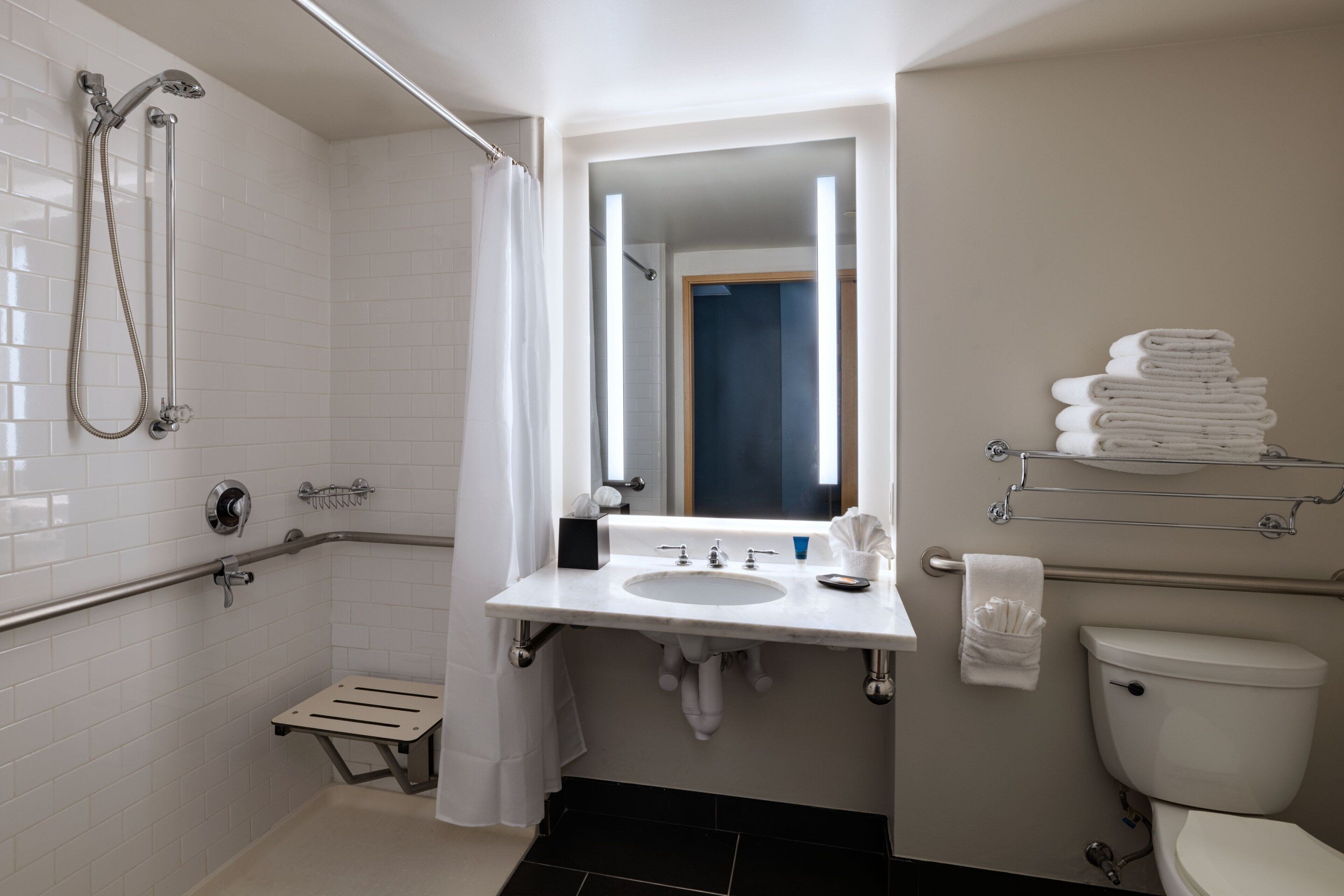 room, 1 king bed | bathroom | combined shower/bathtub, free toiletries, hair dryer, towels
