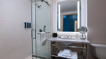 Combined shower/tub, free toiletries, hair dryer, towels