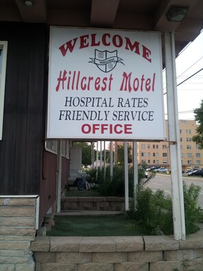 A welcome sign for Hillcrest Motel, indicating it has a hospital rates and friendly service office. - Simplicity Inn (Marshfield)