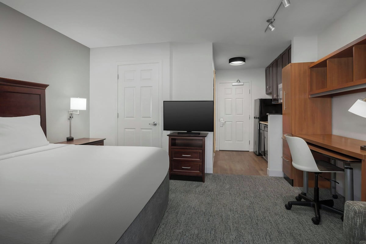 Premium bedding, desk, iron/ironing board, free rollaway beds