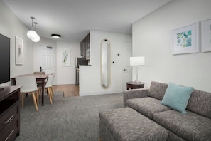 Luxe beddengoed, een bureau, een strijkplank/strijkijzer