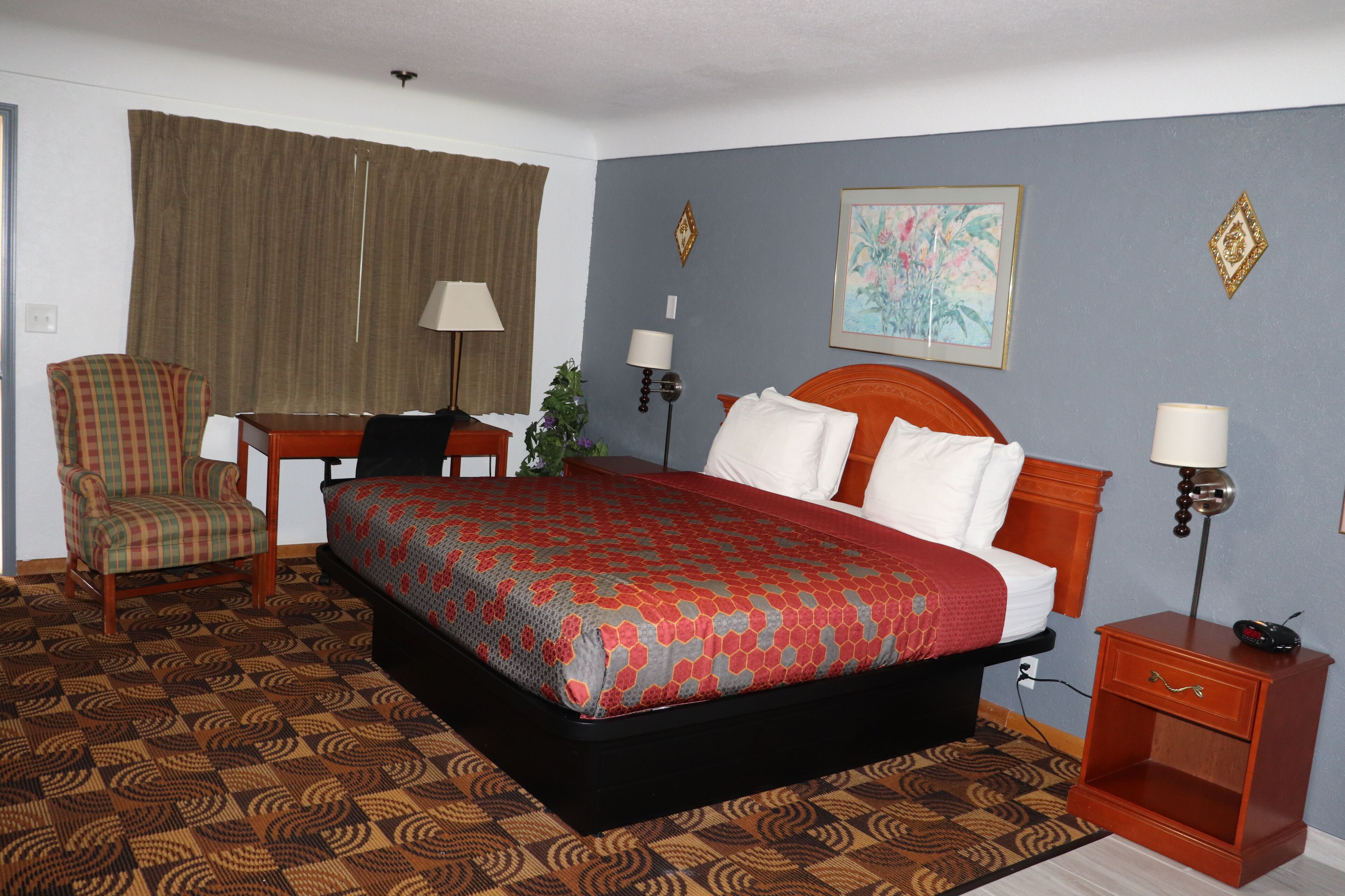 Chambre de base, 1 très grand lit | Bureau, fer et planche à repasser, accès au Wi-Fi (inclus)