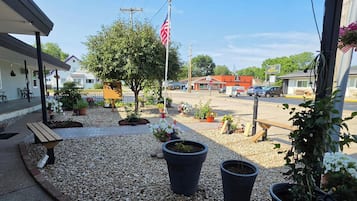 A hotel with a covered outdoor area, a flagpole, and a sign for Best Motel Inn.