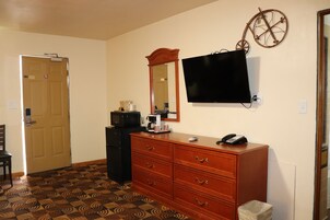 Escritorio, tabla de planchar con plancha, wifi gratis y ropa de cama 