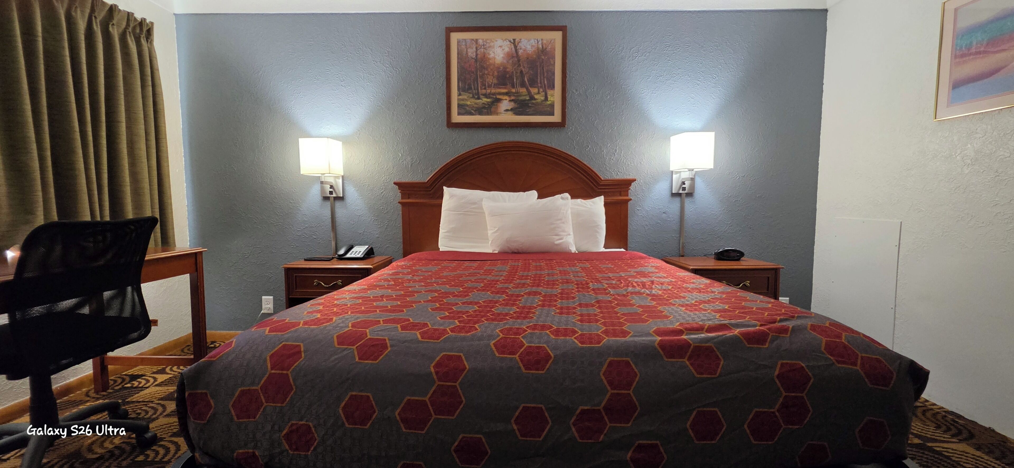 Chambre, 1 grand lit | Bureau, fer et planche à repasser, Wi-Fi gratuit, draps fournis