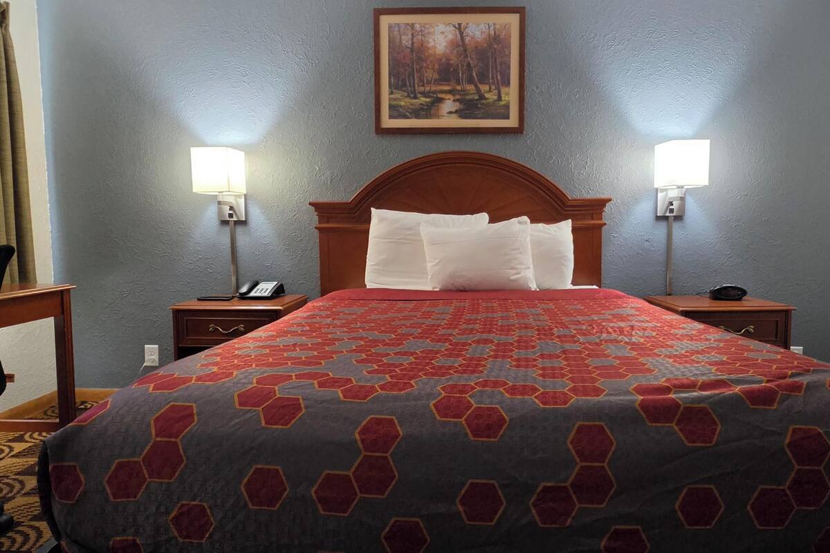 Zimmer, 1 Queen-Bett | Schreibtisch, Bügeleisen/Bügelbrett, kostenloses WLAN, Bettwäsche