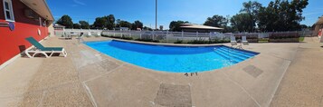 Una piscina al aire libre de temporada