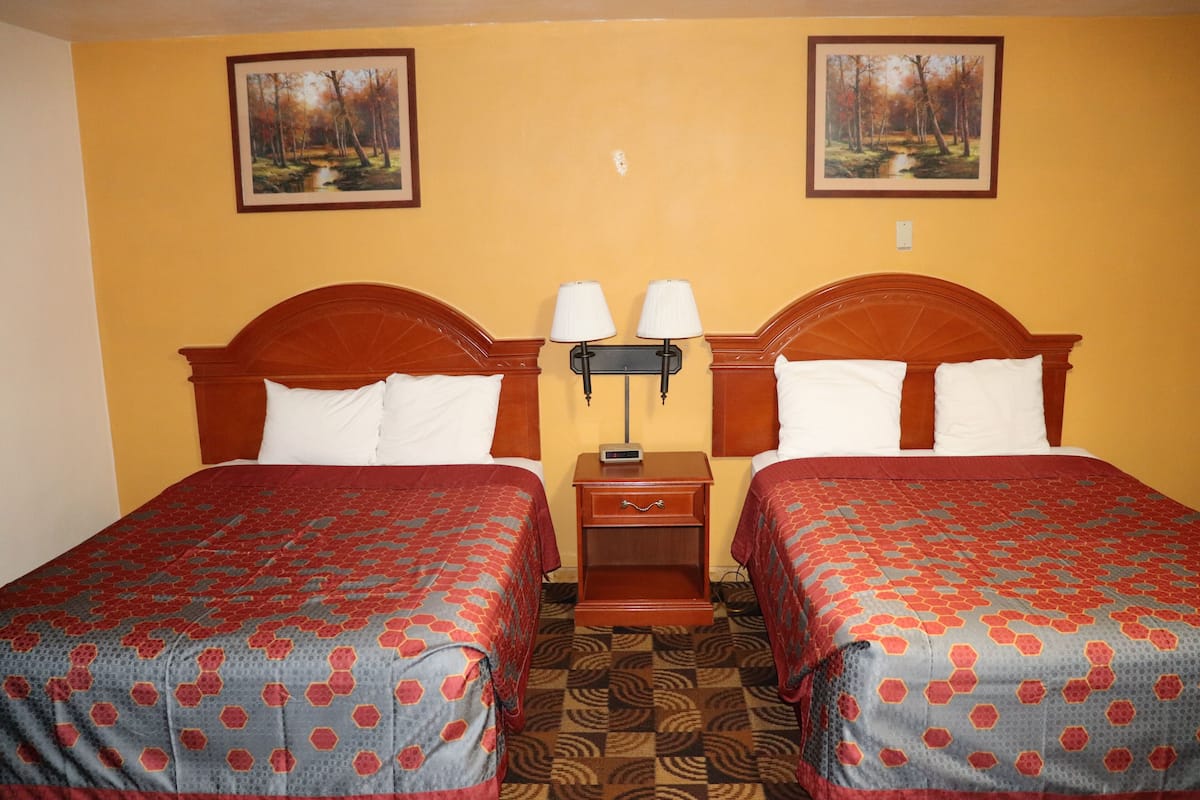 Room, 2 Katil Ratu (Queen) | Meja, seterika/papan seterika, Wi-fi percuma, cadar katil