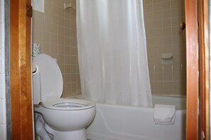 Room, 1 Queen Bed | Bathroom | Combined shower/bathtub, deep-soaking bathtub, free toiletries - Best Nights Inn (Sparta)
