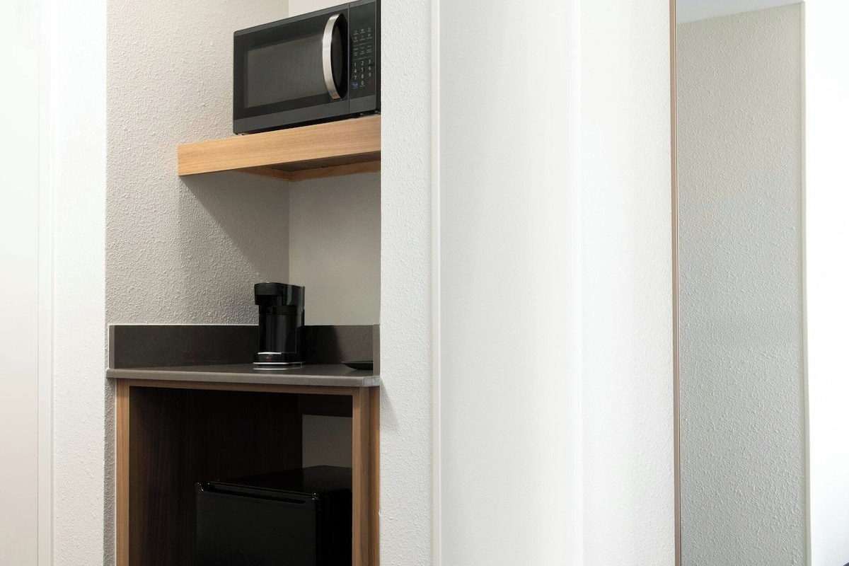 premium bedding, pillow-top beds, in-room safe, desk