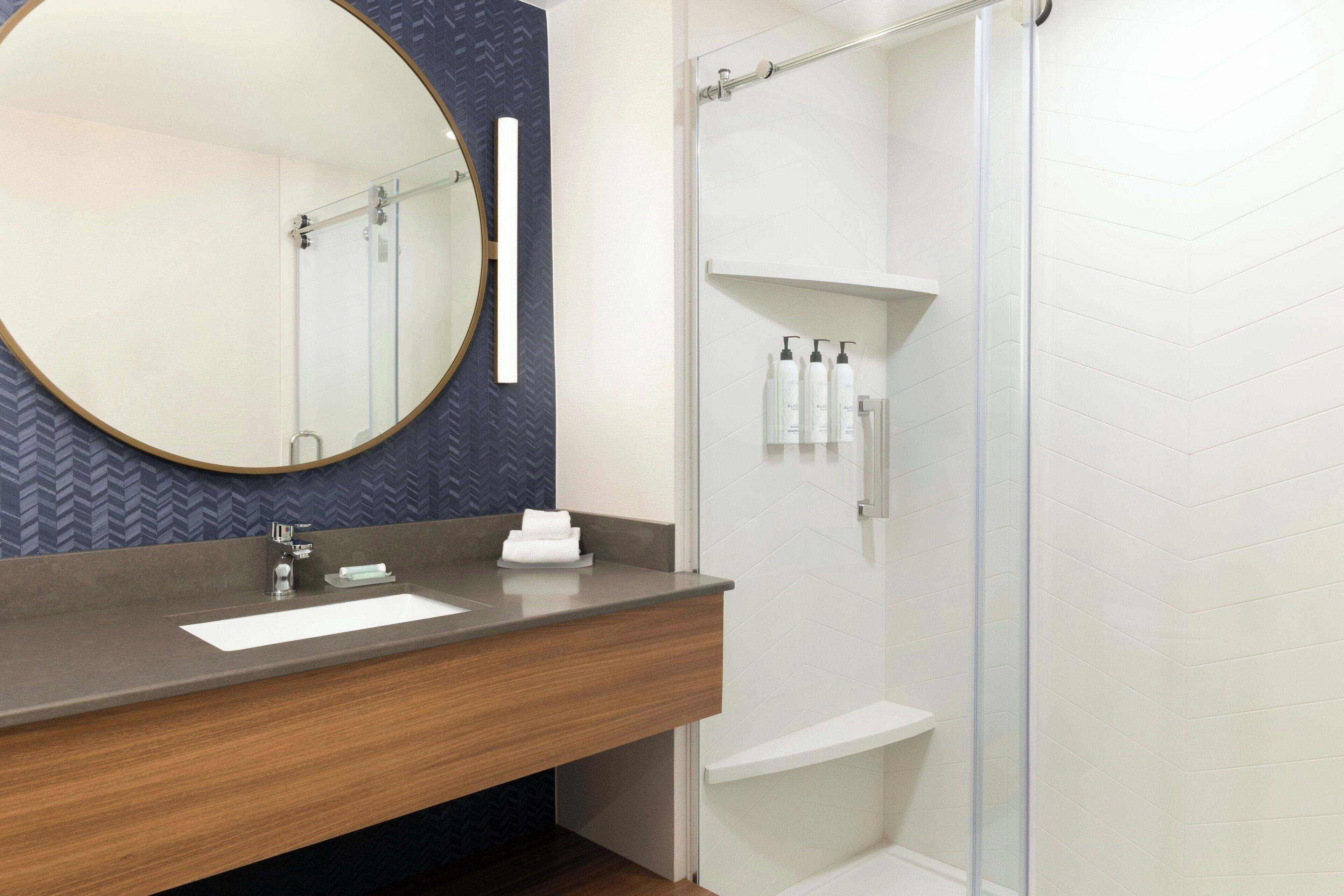 combined shower/bathtub, free toiletries, hair dryer, towels