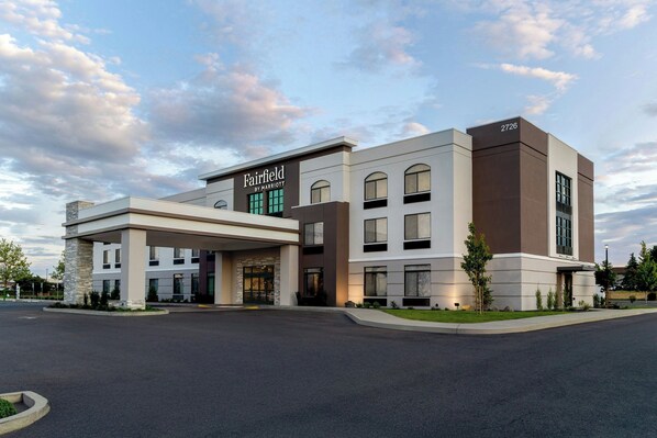 Un hôtel Fairfield by Marriott au design moderne, doté d’une entrée abritée et de nombreuses fen êtres.