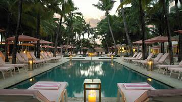 3 kolam renang terbuka, payung kolam, kerusi lepak pantai