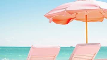 Trên bãi biển, cát trắng, nhà lều trên biển, ghế dài tắm nắng