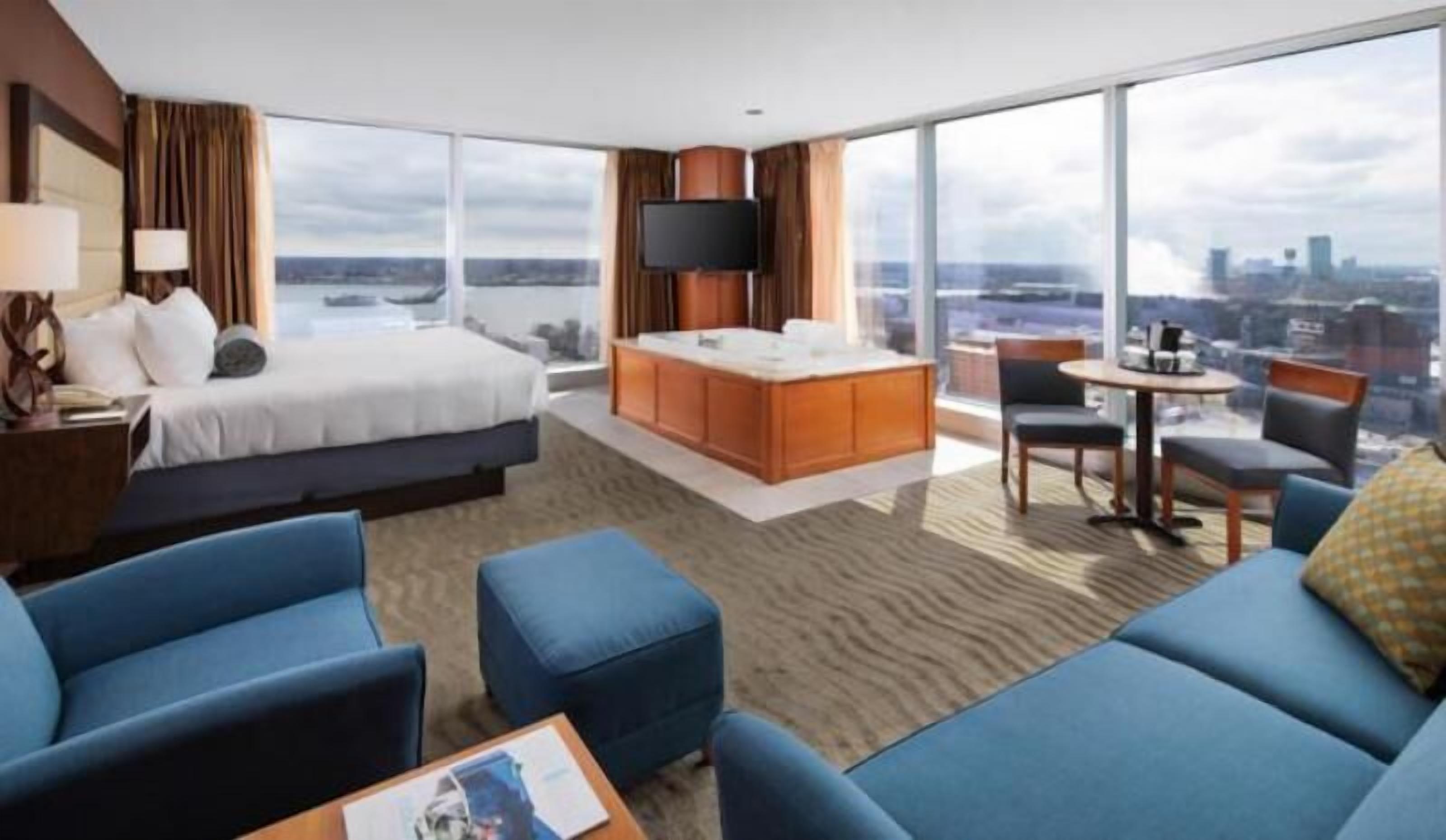 Una cassaforte in camera, una scrivania, tende oscuranti