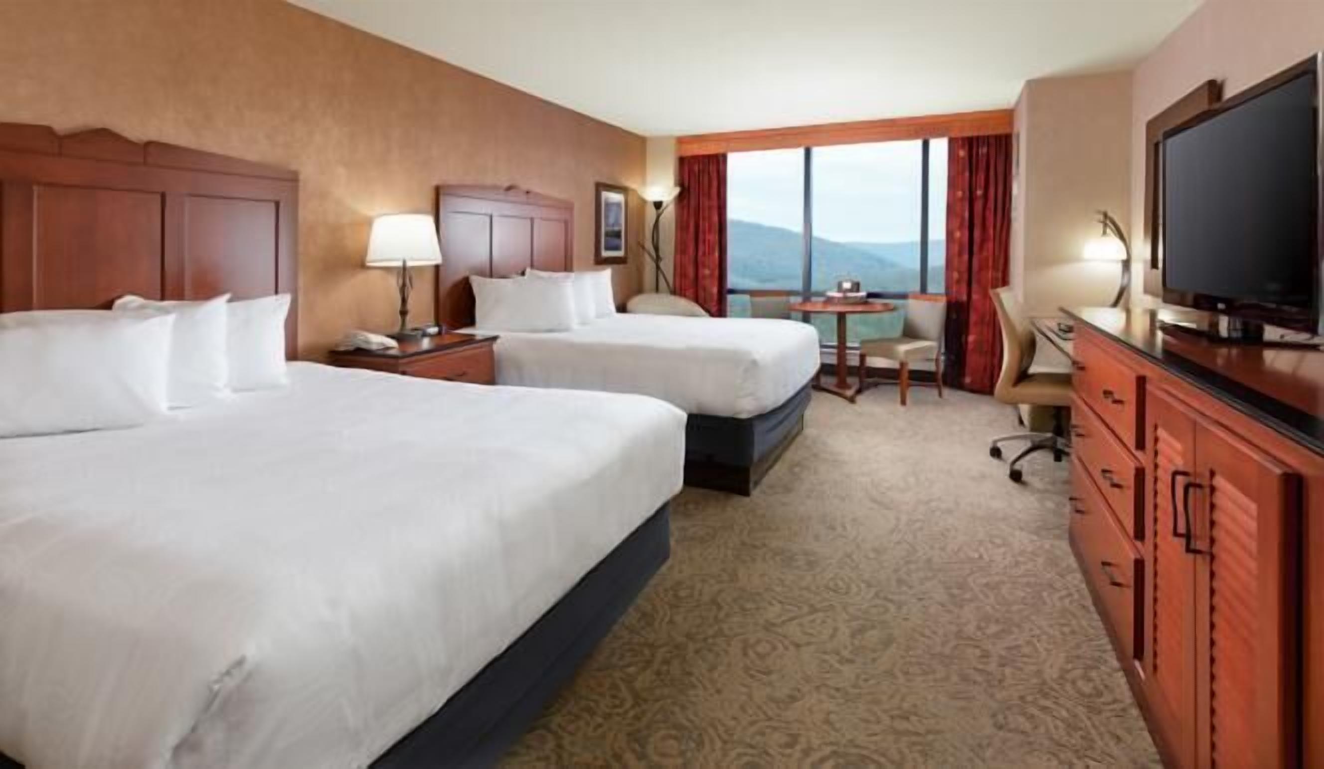 Una cassaforte in camera, una scrivania, tende oscuranti