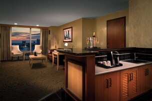 Caja fuerte, escritorio, cortinas opacas y tabla de planchar con plancha