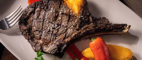 10 restaurants, breakfast, lunch, dinner served; seafood