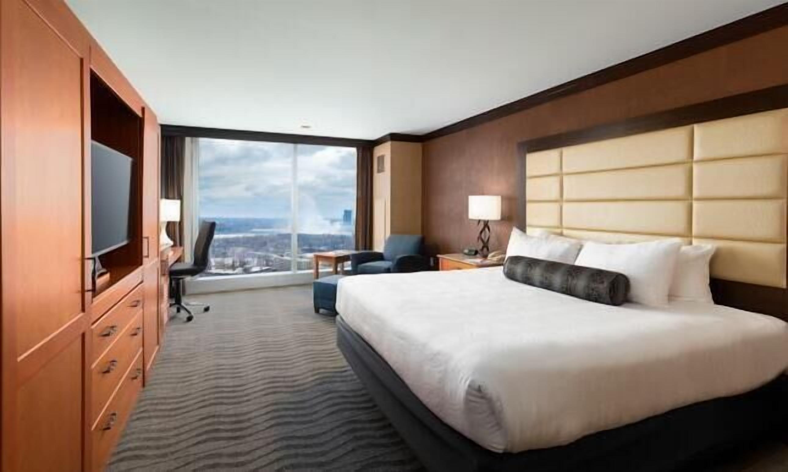 Una cassaforte in camera, una scrivania, tende oscuranti