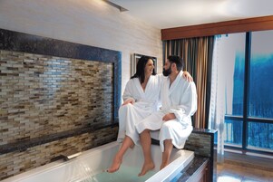 Deep soaking bathtub