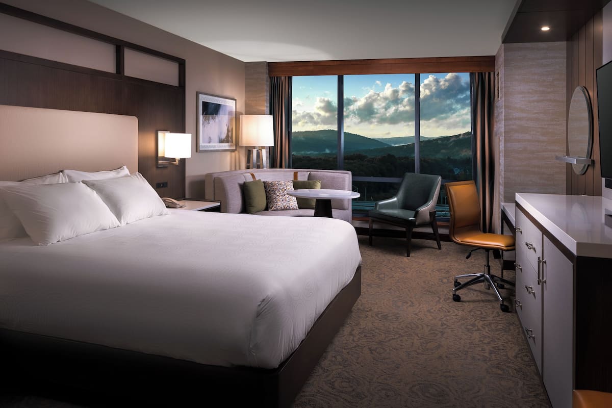 Habitación junior, para fumadores | Camas con pillow-top, caja de seguridad en la habitación y escritorio