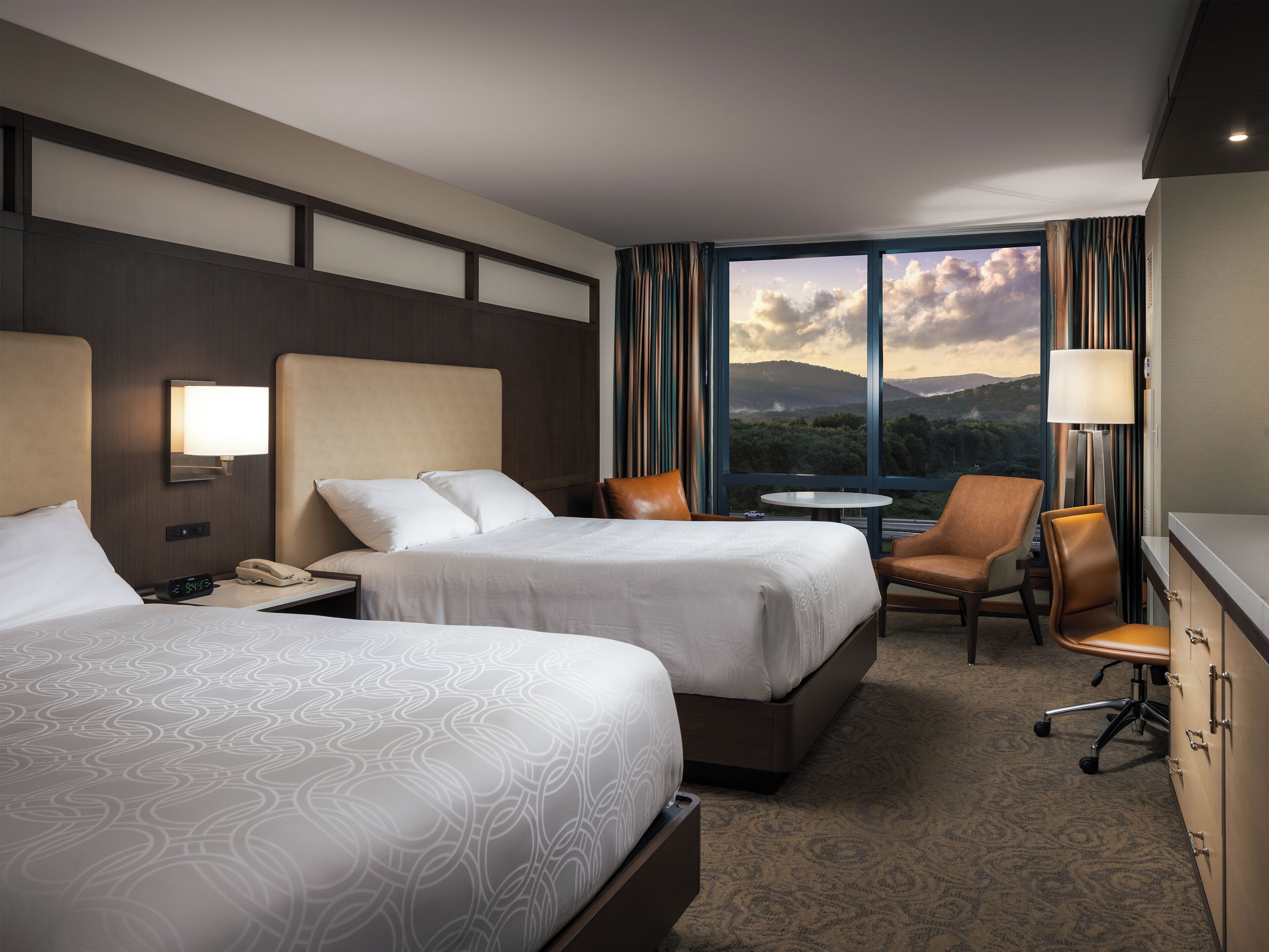 Camas con pillow-top, caja de seguridad en la habitación y escritorio 