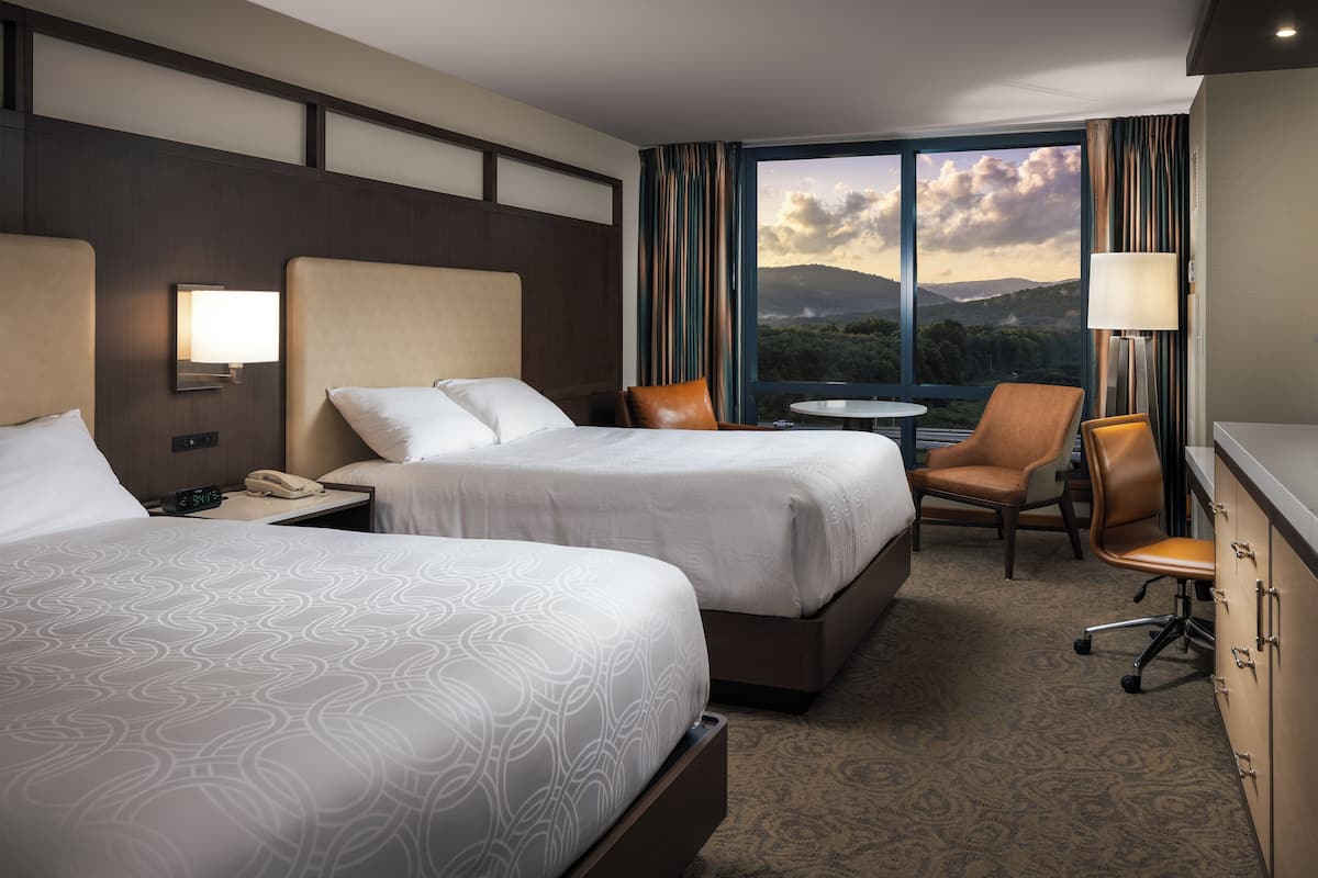 Camas con pillow-top, caja de seguridad en la habitación y escritorio