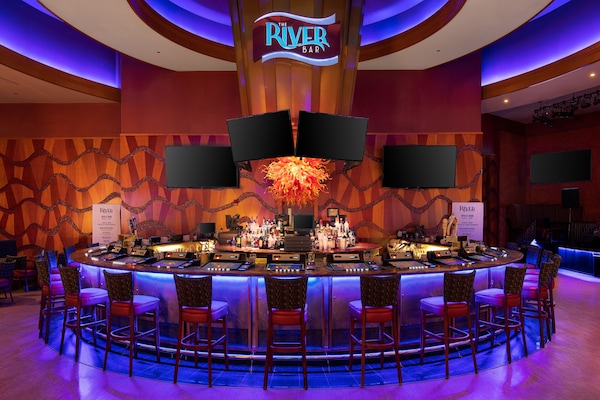 3 bars/lounges