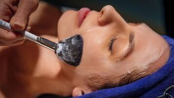 Una persona recibiendo un tratamiento facial con un cepillo.