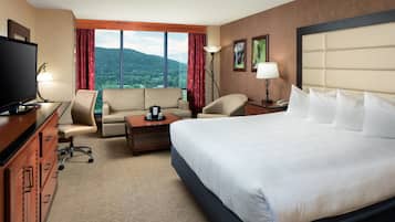 Junior Suite, 1 King Bed, Smoking | Pillowtop beds, in-room safe, desk, iron/ironing board