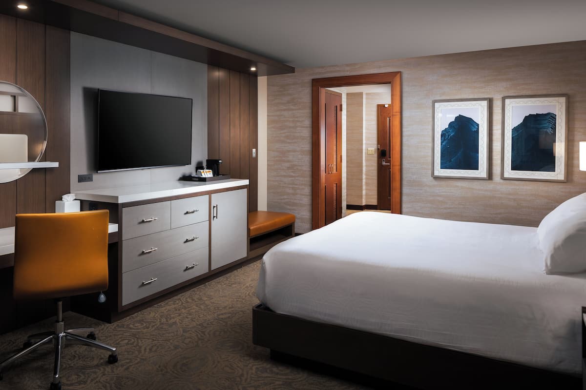 Camas con pillow-top, caja de seguridad en la habitación y escritorio