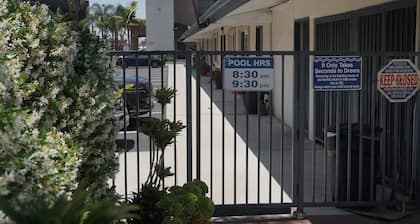Harbor Inn & Suites