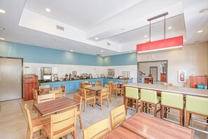 Free daily on-the-go breakfast - Country Inn & Suites by Radisson, Tallahassee-University Area, FL (Tallahassee)