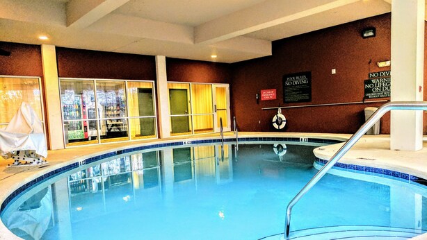 An indoor swimming pool with a 'No Diving' sign, a lifeguard chair, and a 'No Diving' sign on the pool edge. - Country Inn & Suites by Radisson, Tallahassee-University Area, FL (Tallahassee)