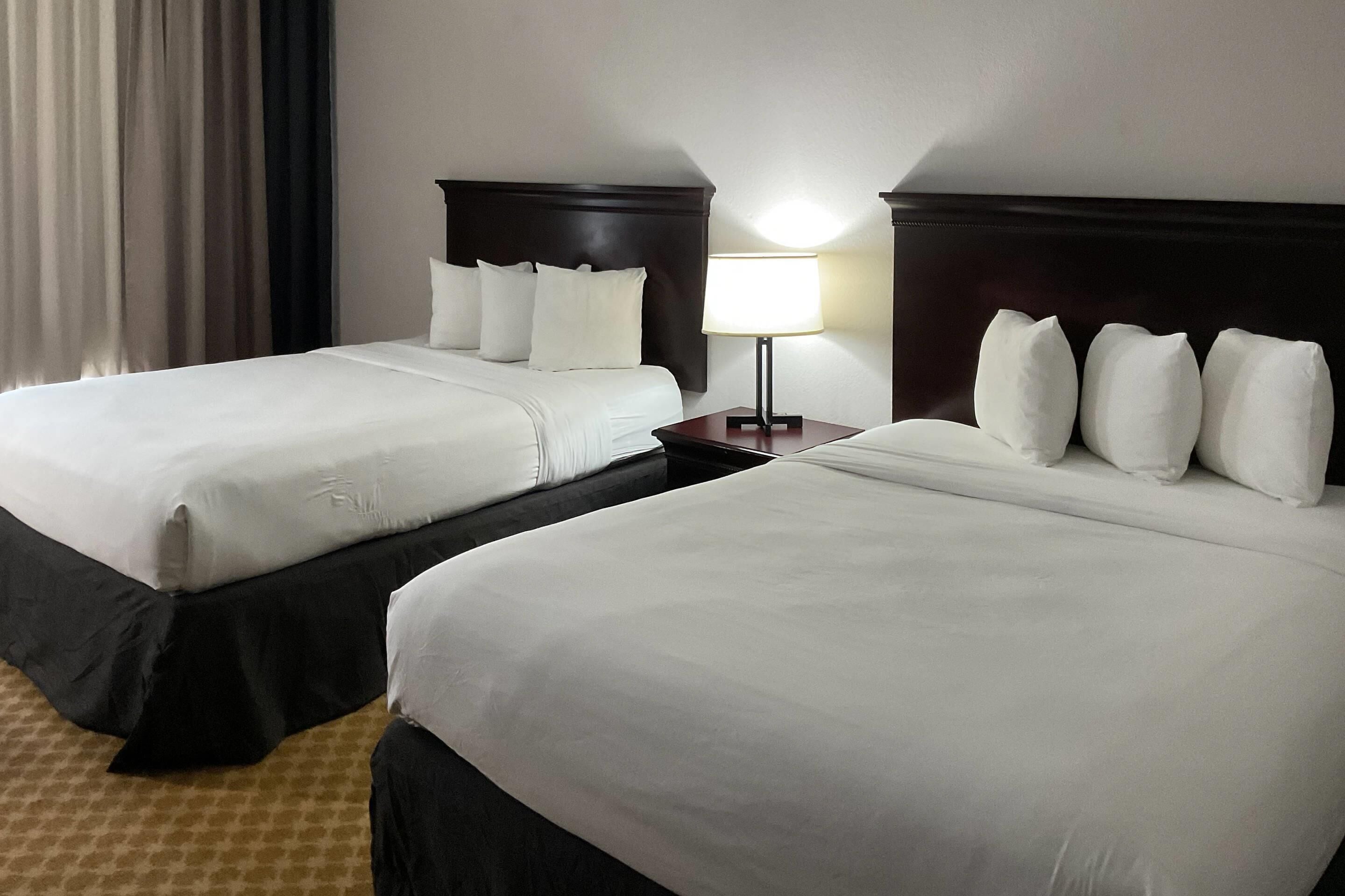 Meja kerja, setrika/meja setrika, dan tempat tidur bayi gratis
