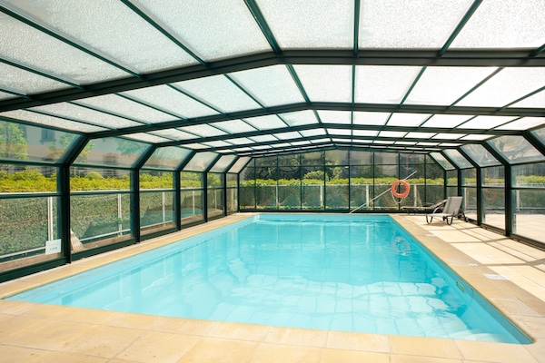 Indoor pool, seasonal outdoor pool, pool loungers