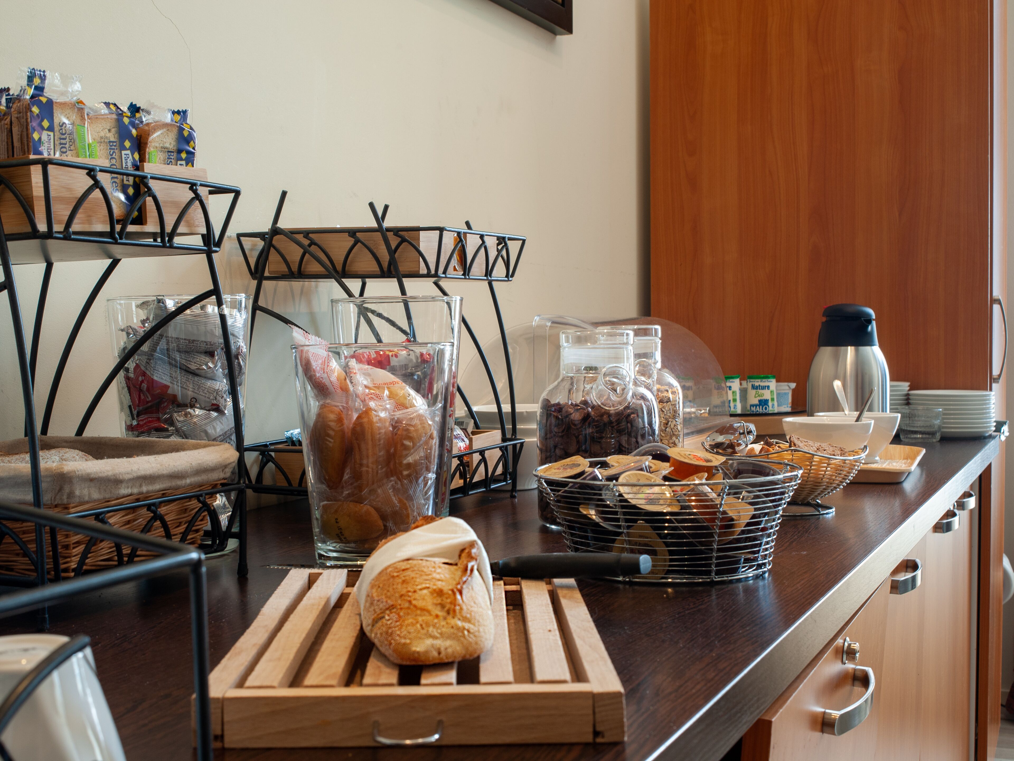 Ein reichhaltiges Frühstücksbuffet mit verschiedenen Speisen, darunter Brot, Gebäck und Getränke.